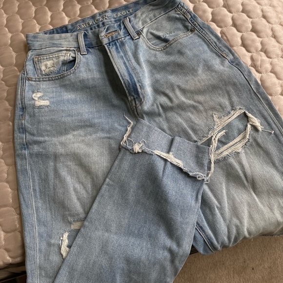 Distressed Curvy Mom Jean AE - Picture 3 of 6